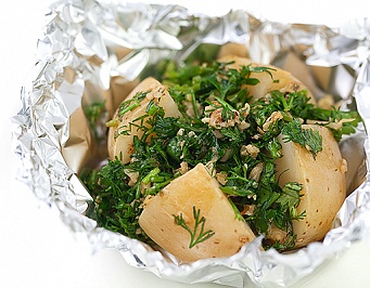 Картофель с пряностями и грецким орехов в фольге