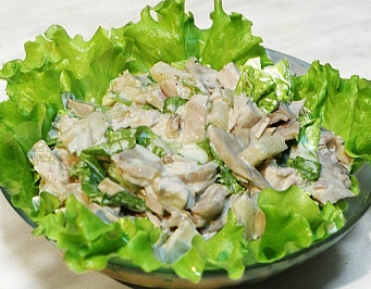 Салат из куриного филе с грибами